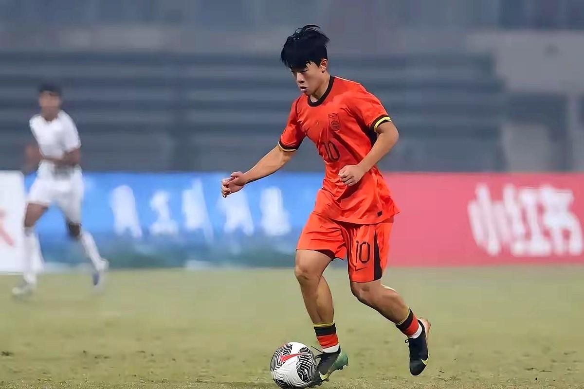 17岁踢中超，听着很牛，但明年可能就要去踢中甲了。这事就发生在U17国少队的