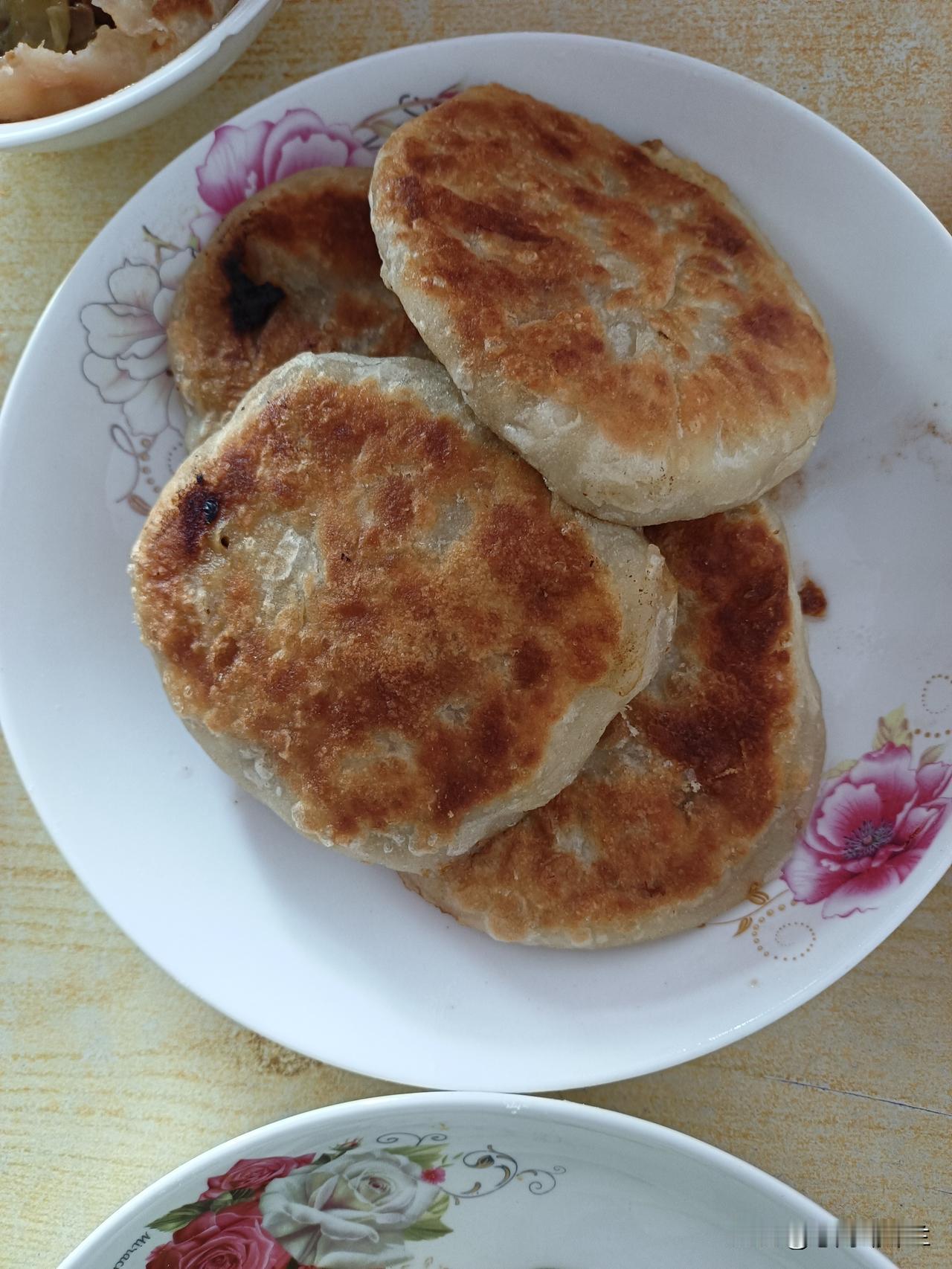 今天中午我家吃烙肉饼，很长时间没吃烙肉饼了，今天早上跟老妈商量吃什么饭，老妈也是