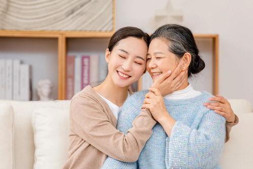 满桌人看着我，公公哭着说“被儿媳嫌弃”，老公跪地上求我让步。他们忘了，半年前为