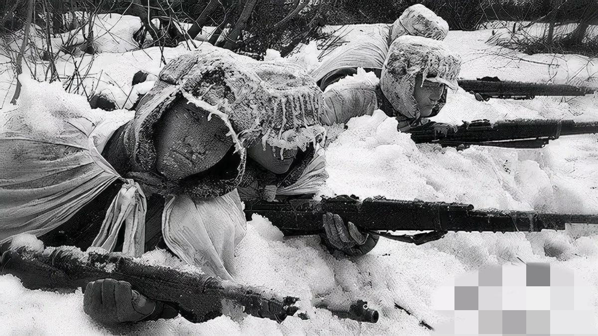 那张长津湖“冰雕烈士”的照片，每次看都让人鼻子发酸——零下40度的阵地上，战士保
