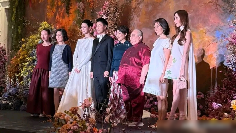 赌王家四房同框，二房居然真来了。奚梦瑶这场澳门答谢宴，表面上补的是婚礼，实际补的是家族站队。法国那场