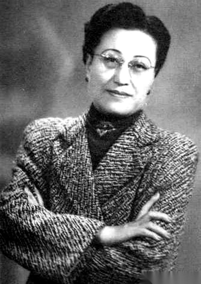 在陈洁如晚年留下的那本回忆录里，记录过一段残忍的过往。一顿烤鸽子宴上，正室夫人