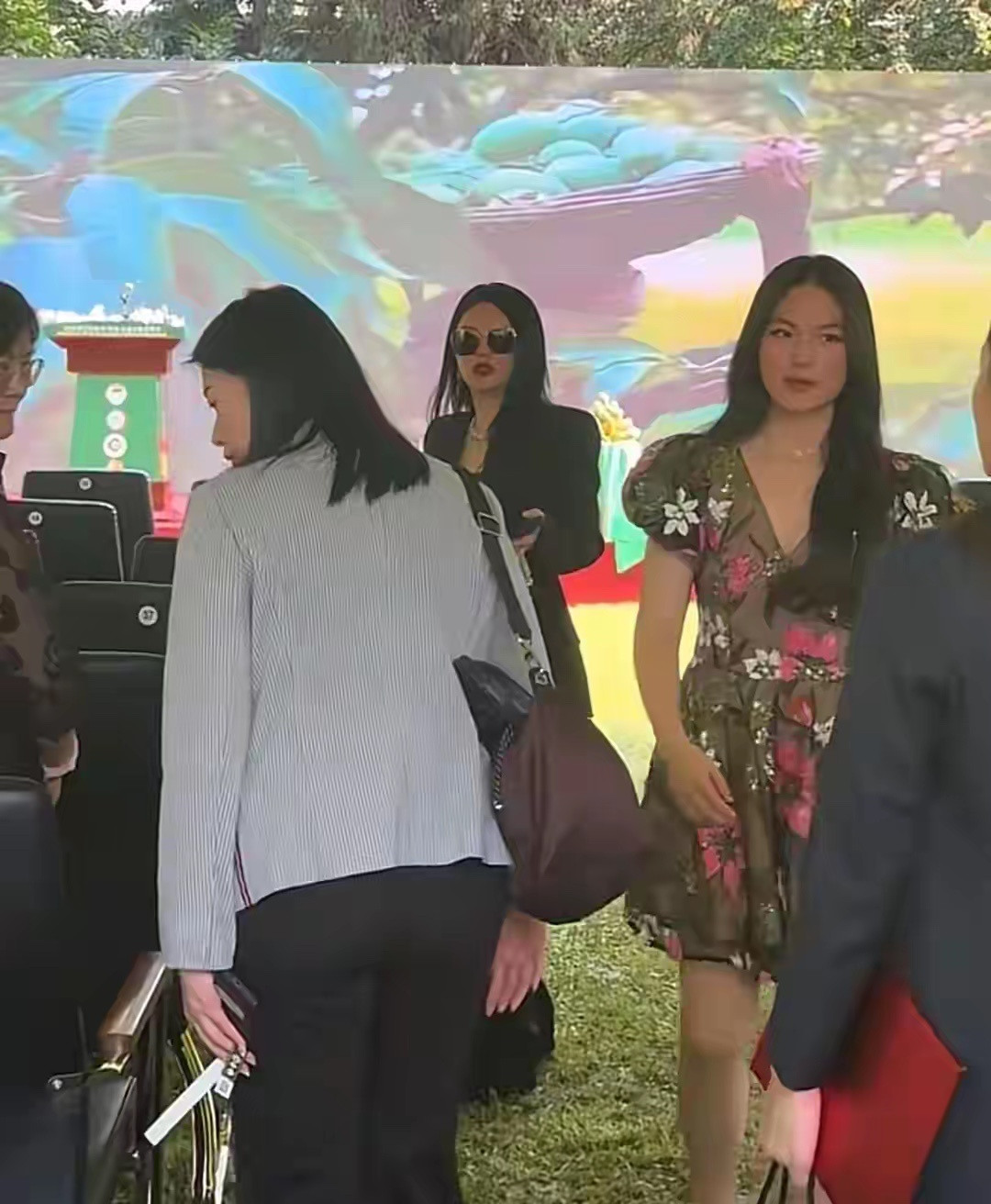 李湘带王诗龄出席活动！母女俩都瘦了很多，李湘状态年轻气质好！