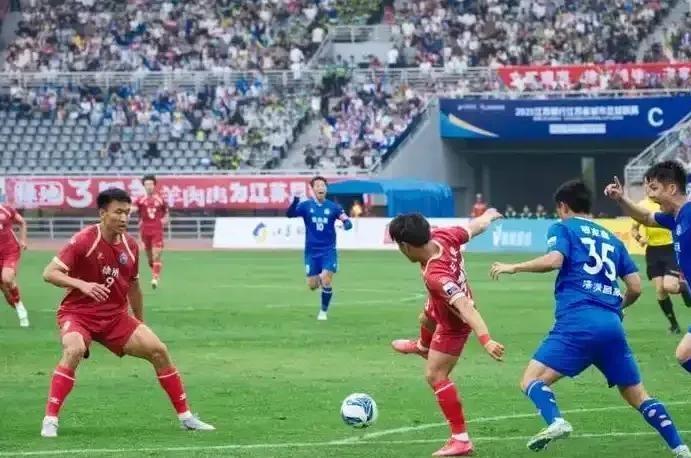 苏超徐州客场和无锡3：3踢平即将掉出第一梯队。这场平局让徐州队离争冠区越