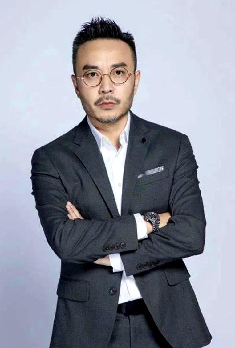 你们发现没，汪涵有一个习惯，可能永远改不掉了，那就是，他实在太“老气