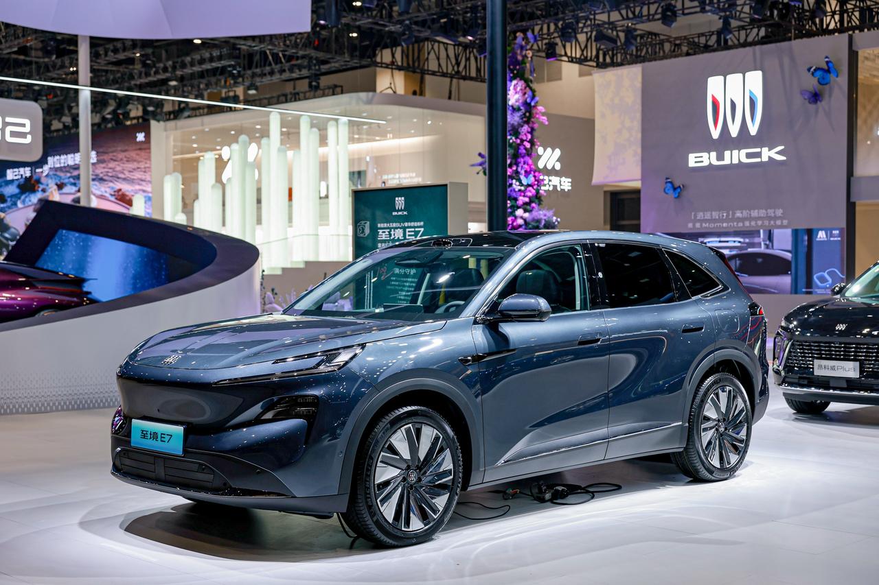 今年北京车展，合资新能源也有关注度了。下午别克展台的人流密度明显上升。我正好