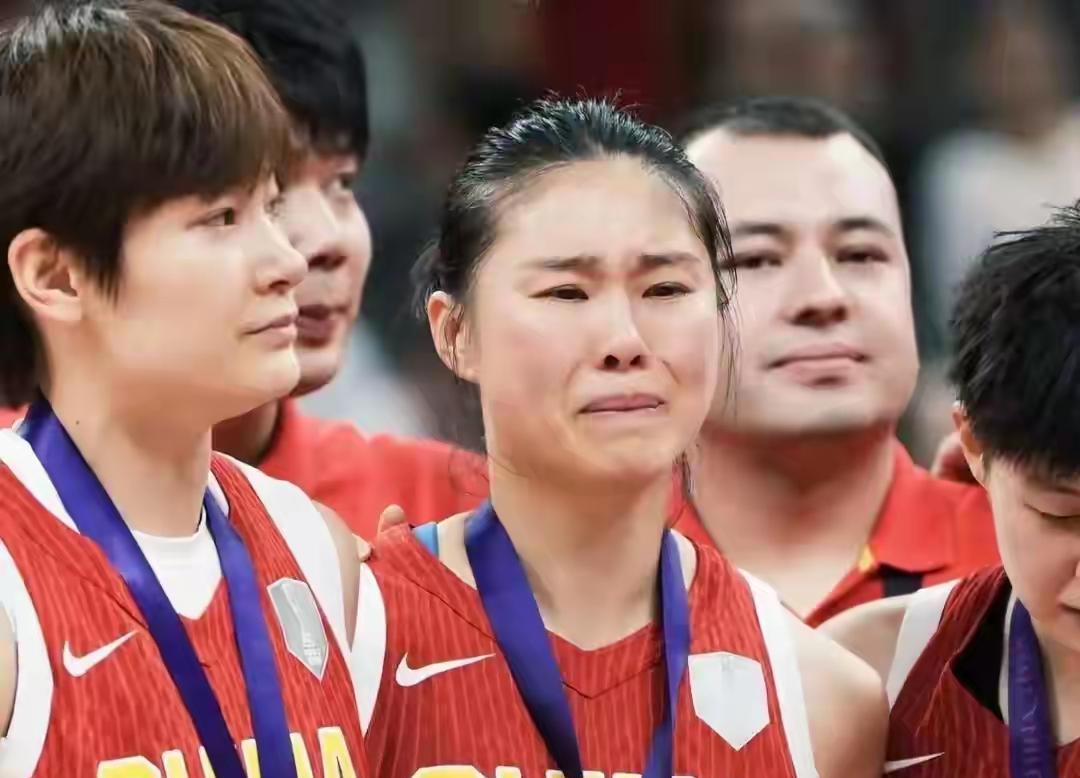 女篮领队公开回应：未征召王思雨、杨力维等老将集训，事出有因！中国女篮可不是亚洲