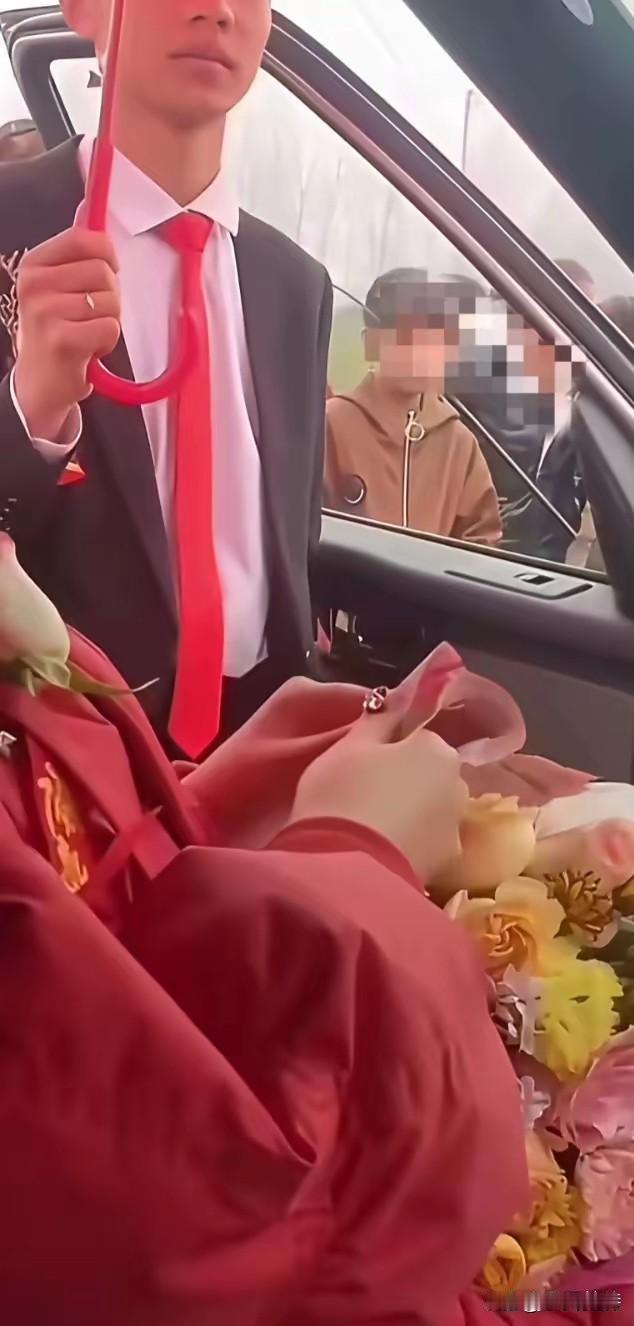 这婚还能结吗？婚礼当天，新娘子临时提出需要两万元下车礼，否则绝不下车。男