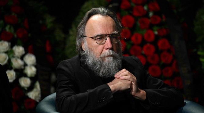 被称为普京国师的俄罗斯政治家杜金，近日对中方发出了警示，他表示，如果中国真的决定