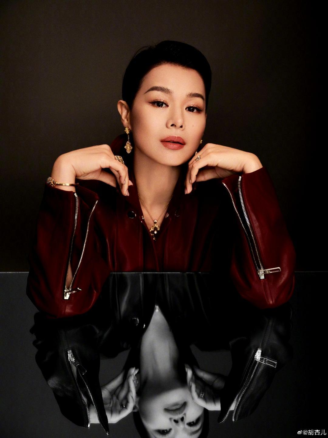 ✨胡杏儿｜酒红皮风衣里的利落与温柔利落超短发搭配酒红长款皮风衣，硬朗廓形被腰