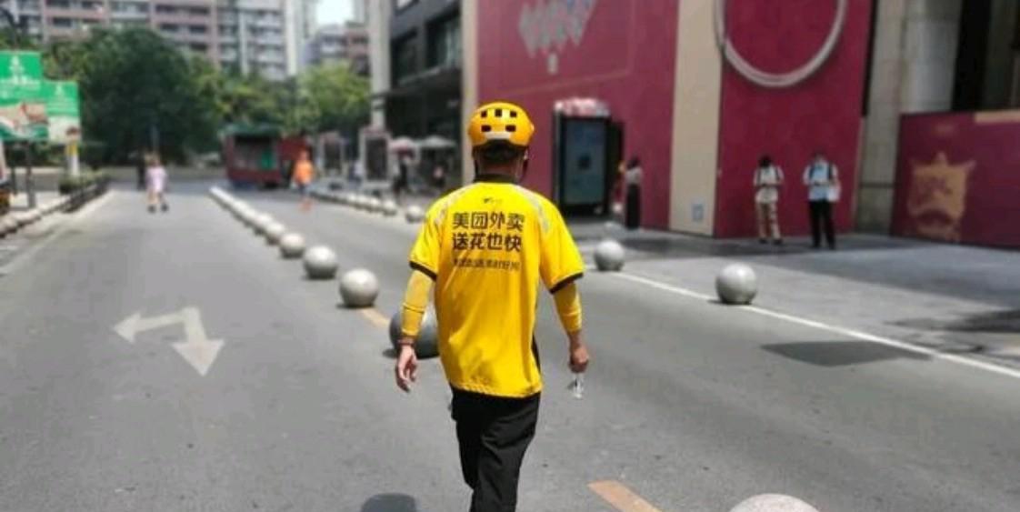 今天有个小插曲，中午点了五杯咖啡，本来是想着大家一起提提神。结果外卖小哥送来的