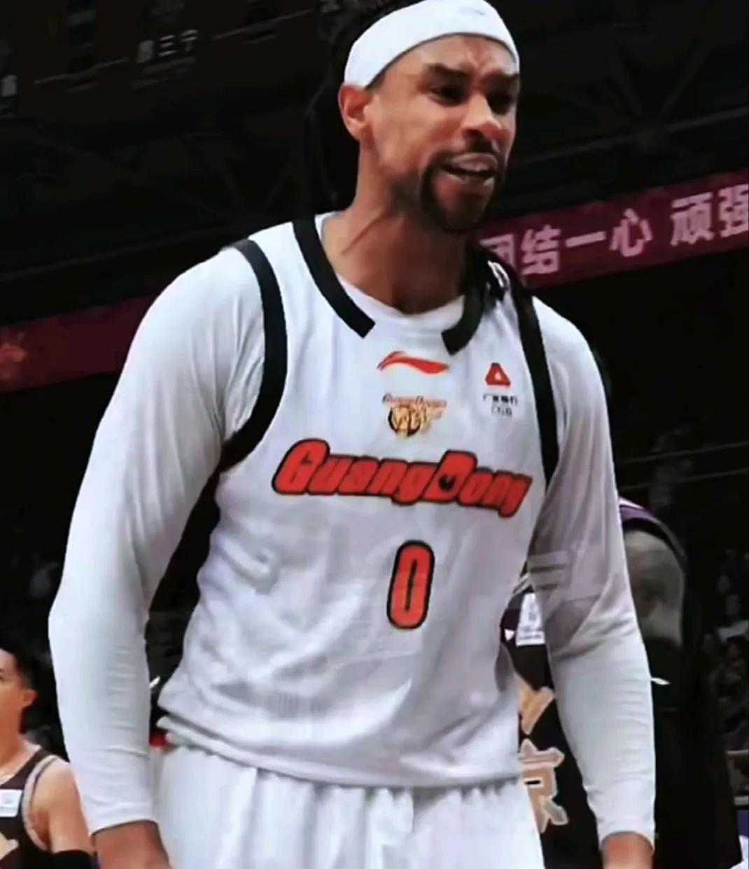 来到广东队，萨林杰可谓是如鱼得水，他是真心喜欢着这个团队。鸟随鸾凤飞腾远，人伴