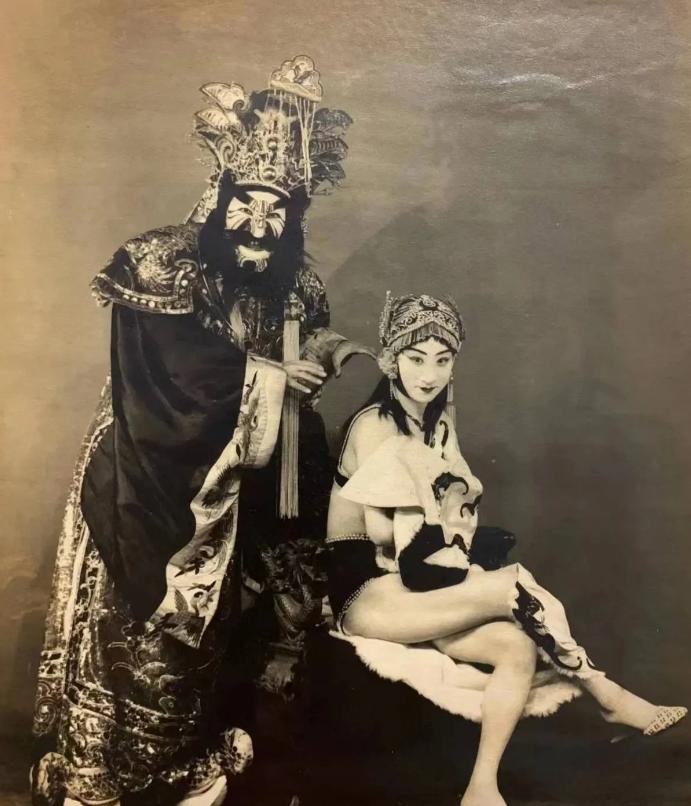 1931年，京剧《封神榜》“引爆”上海，其中小杨月楼扮演的妲己，扮相绝美，肤色雪