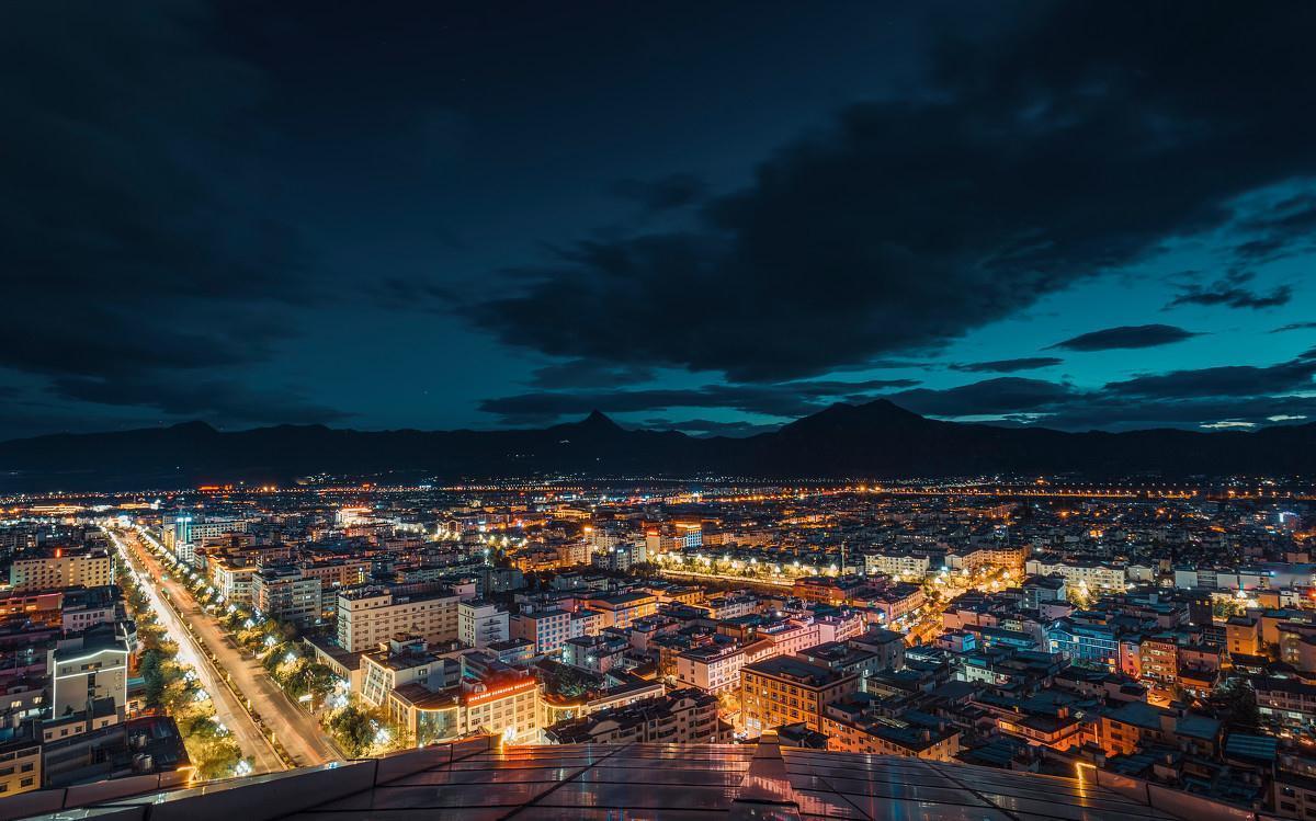 2015年10月，丽江房价均价为5071元；2016年10月，丽江房价均价为5