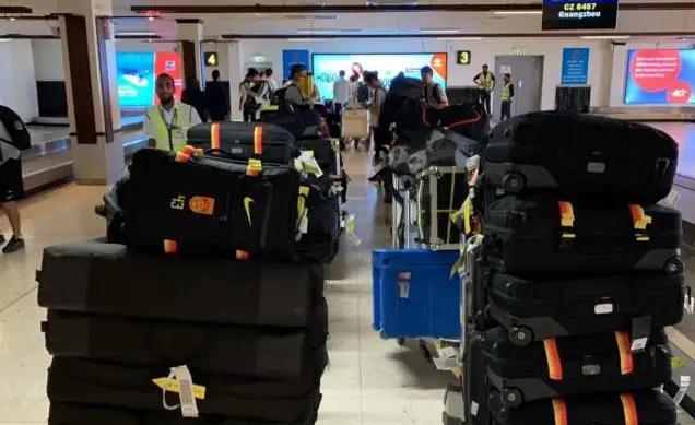 中国男足的行李箱？根据规定，国际航班是每人两件行李，每件不能超过23公斤。当然