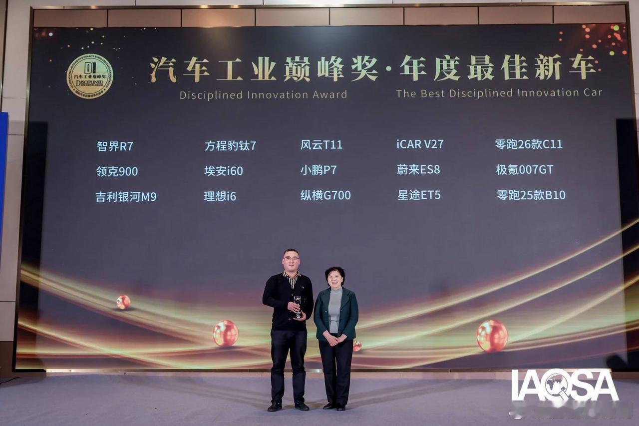 小鹏汽车今年真是拿奖拿到手软啊！2025年度收官，全新小鹏P7拿奖拿到手软！一举