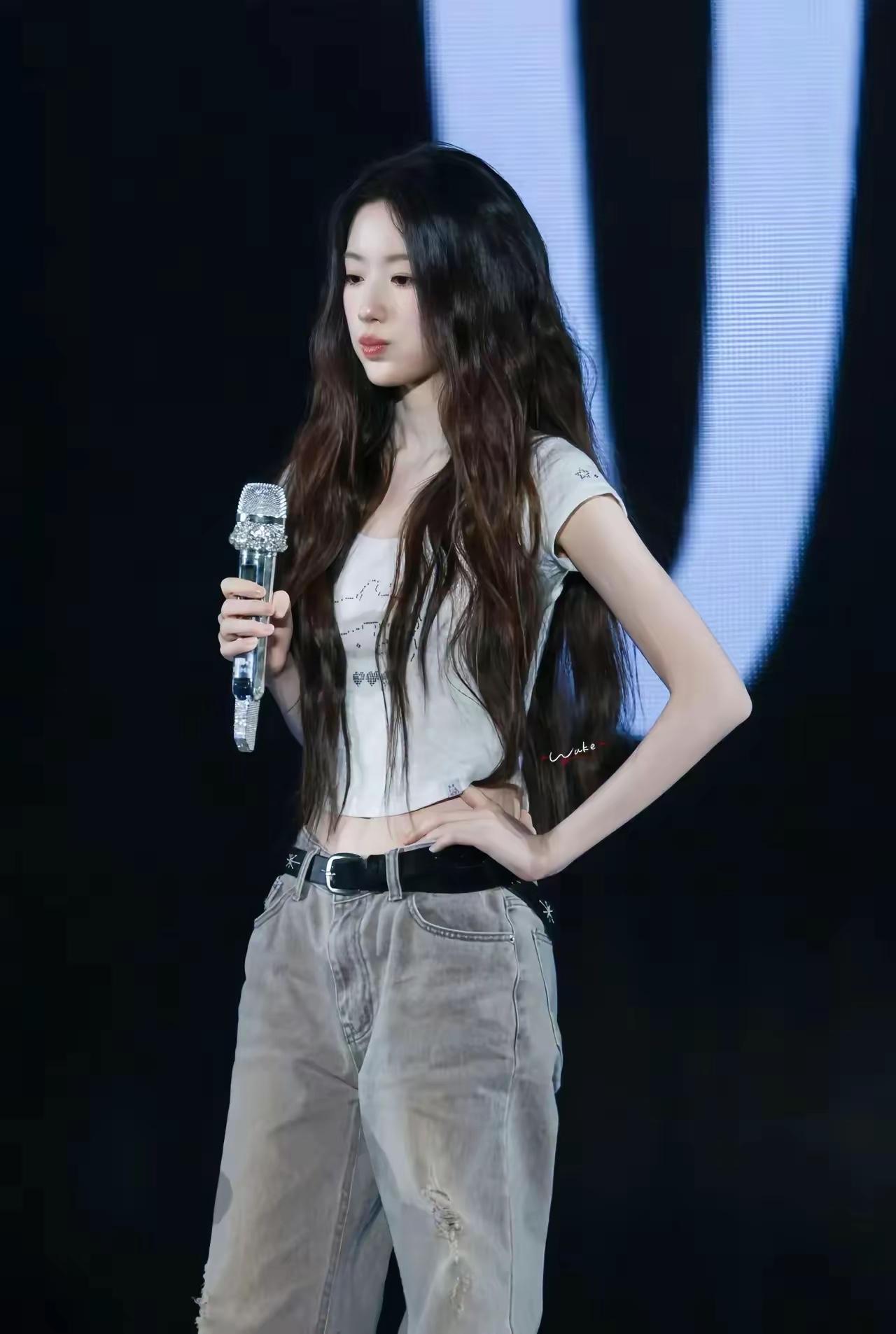 身材修长的女生特别受看，再胖一点丰满一点就更好啦