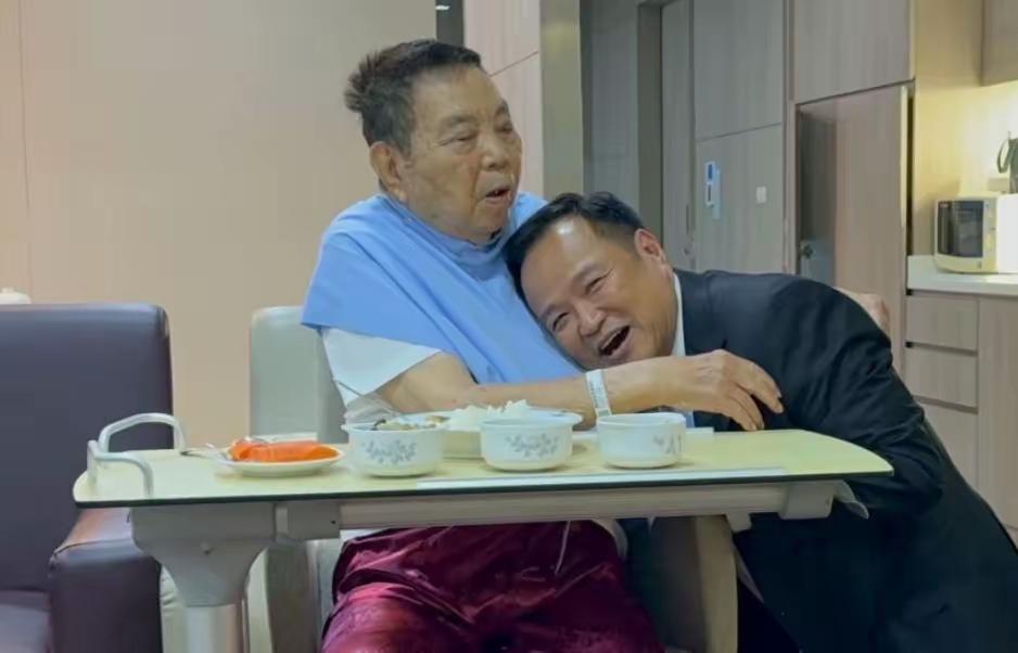 阿努廷当选泰国总理后，没有选择和同僚庆祝，也没有召开新闻发布会，而是第一时间火急