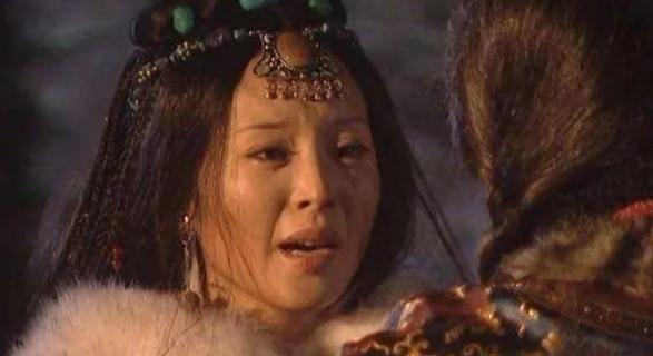 公元1635年，皇太极下令扒光亲姐姐莽古济的衣服，并且让刽子手处以凌迟极刑，每剐