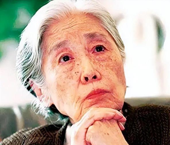 2006年，王光美因病离世，临终时她面容憔悴，身体虚弱，却依然倔强地向女儿刘亭做