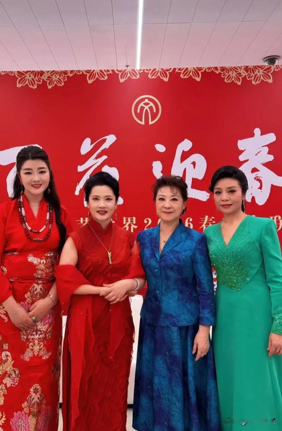 果然还是老一辈的明星耐看啊，自然优雅到老。何赛飞和王馥荔同框出席活动，何赛飞穿