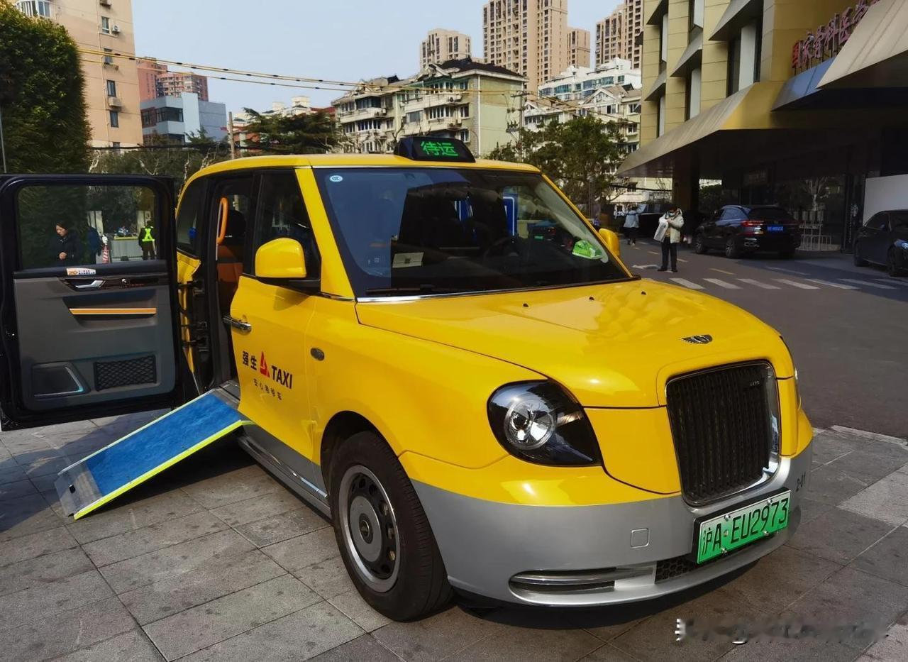 上海2500多万人口，轮椅能打的出租车不到50辆，这事儿听着就离谱。最近市人大