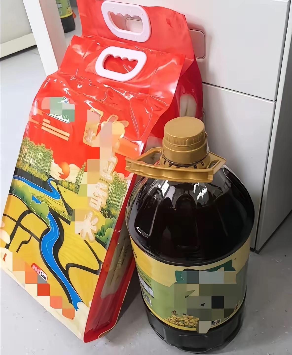 同事借了我3万块钱，三年了。马上中秋了，昨天带来两件礼物来我家。把3万块钱还了。