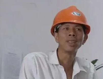 1987年，浙江慈溪的陈宝新在工地搬运水泥时摔伤，不仅右眼失明，还丧失了性功能，