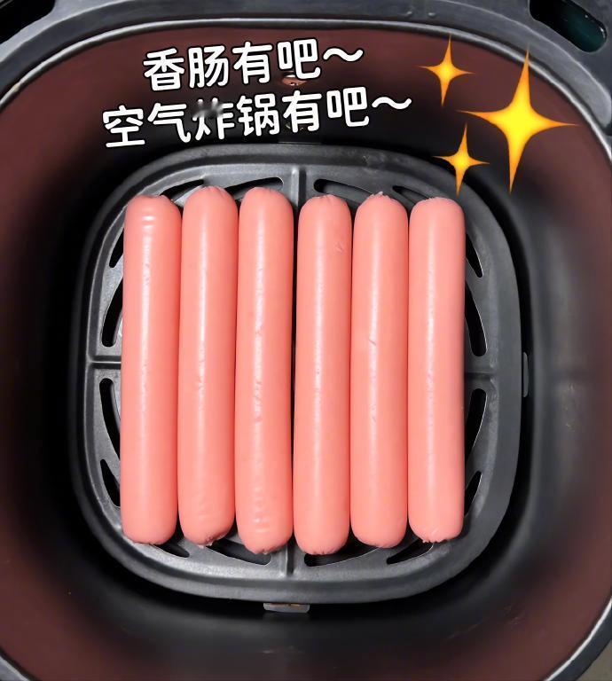 香肠有了～空气炸锅也有了～手也有，做出来的淀粉肠有学校门口的味道。​​​