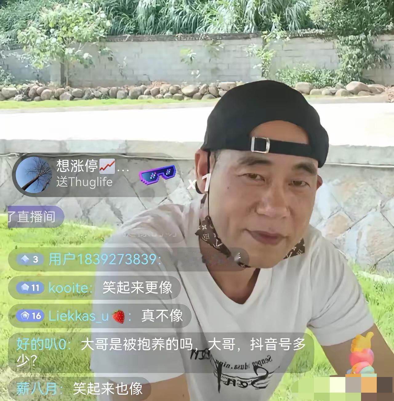 疑似陈小春弟弟的大哥说：“我不是陈小春弟弟，我家里有3个兄弟，1个姐姐，我不是抱
