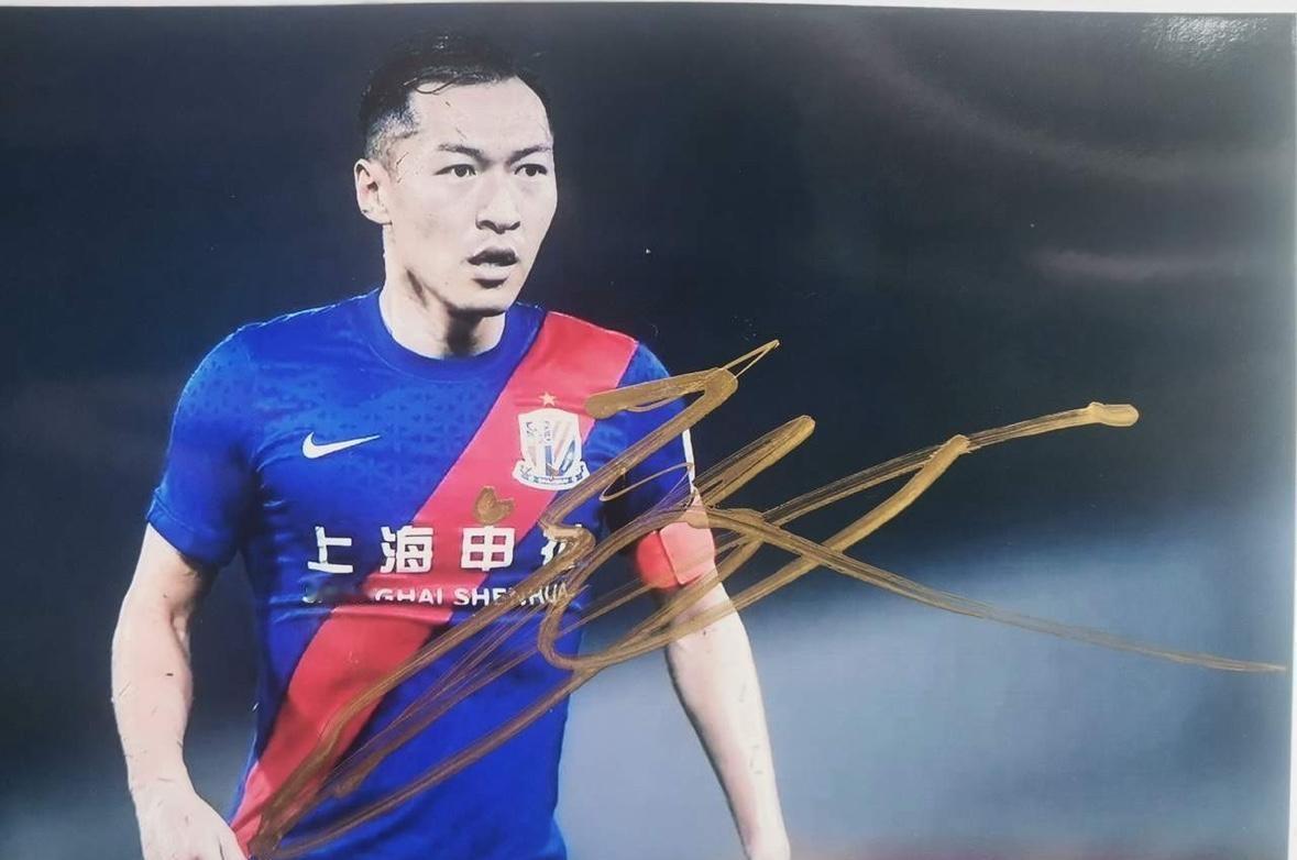 申花更衣室的地板在震动。不是欢呼，是行李箱轮子碾过的声音。阿马杜的柜子清空了