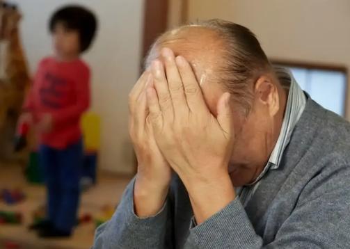 脸都不要了！杭州一对退休工人夫妇，被三十五岁的儿子拖在家里吃住两年，水电网费全摊