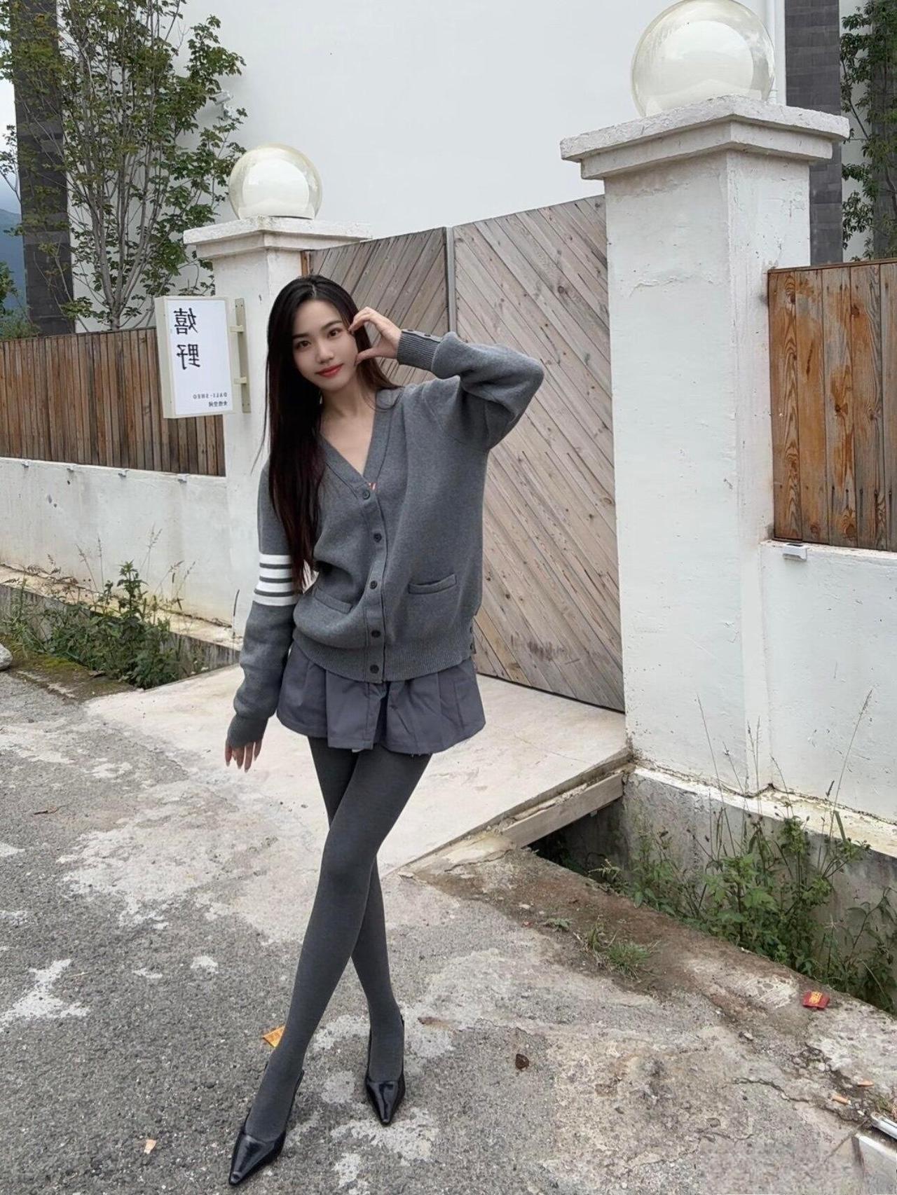 这套同色系穿搭也太有“松弛高级感”了！灰色开衫带点学院风的随性，百褶短裙添了柔美