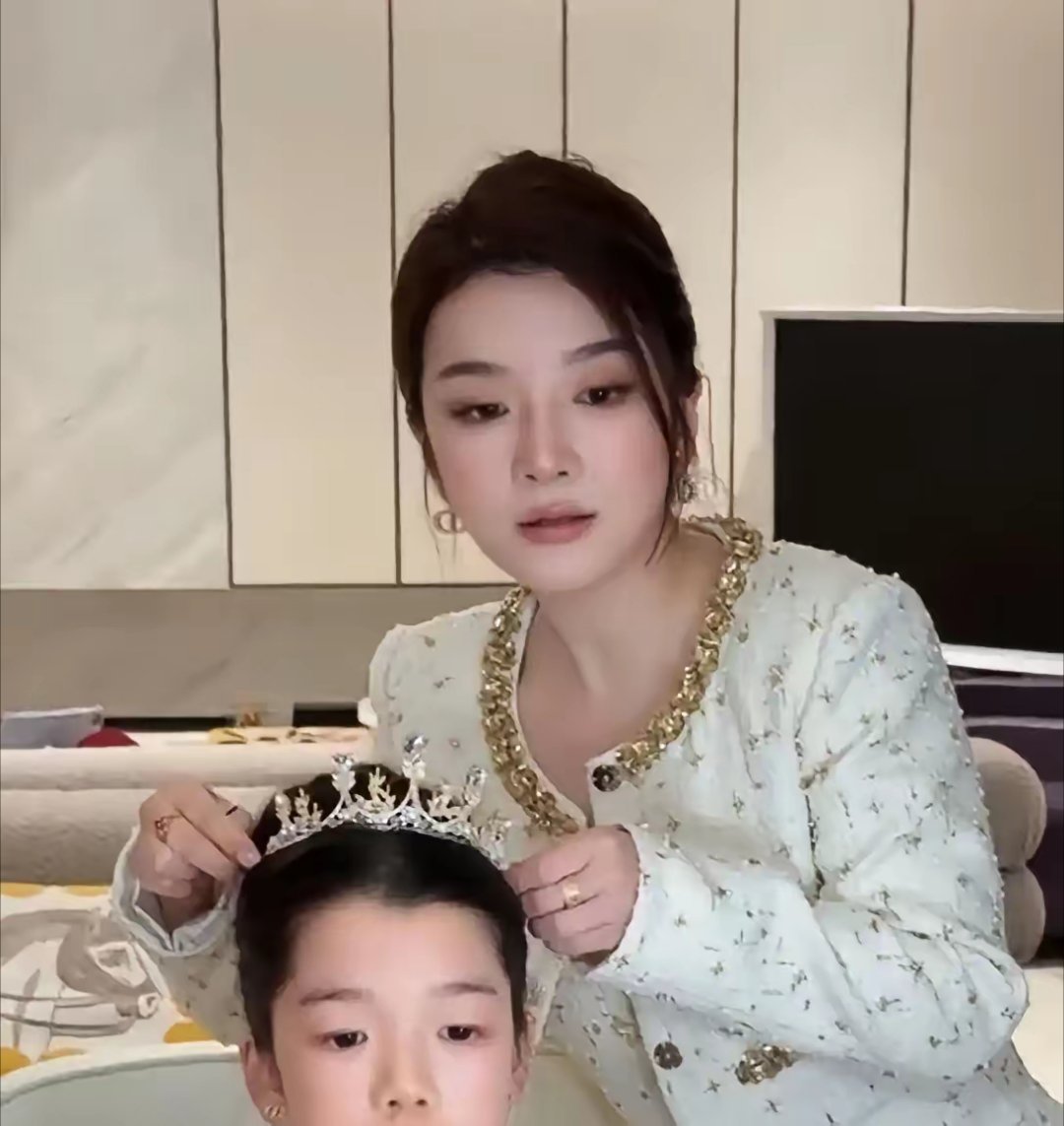 刷到吴雅婷那个事，真的给我看愣了。你说瞒了五年，这事儿迟早要说，但偏偏挑在孩子1