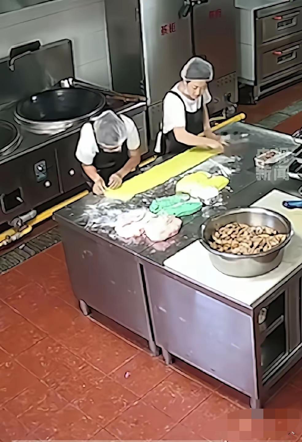 说实话通过视频监控看这厨房环境，设备，地面桌面都很整洁，基本无积水无油污，无菜叶