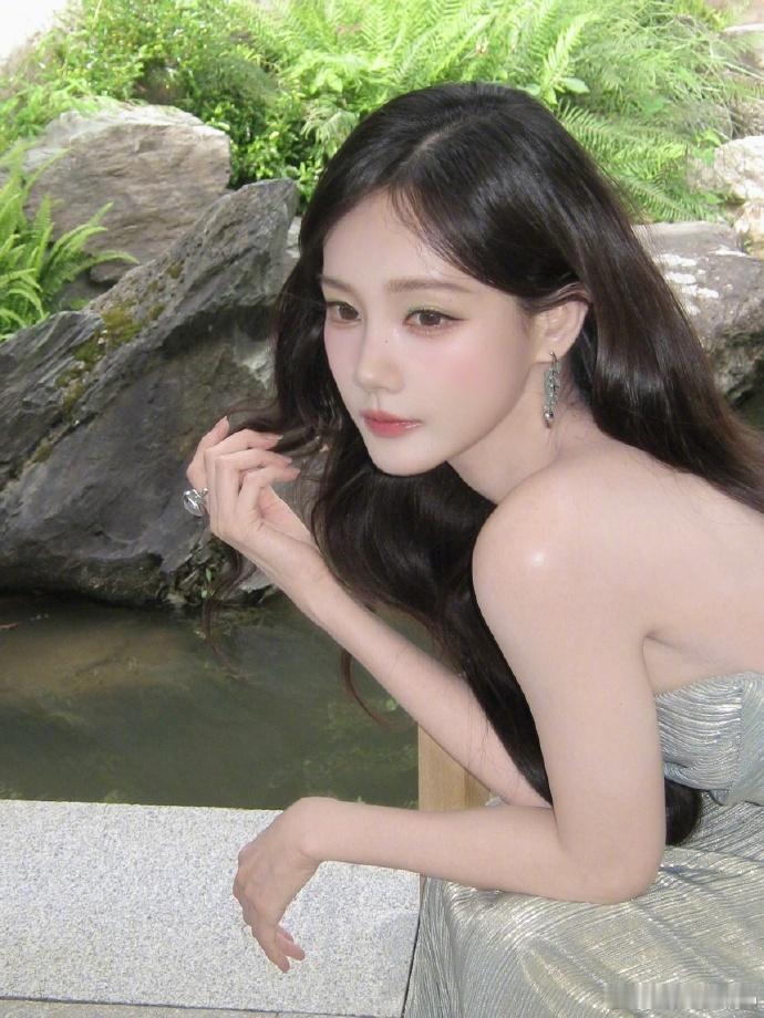 李一桐绿色眼影小青蛇朦胧绿调眼妆氛围感拉满，淡淡的蛇塑感扑面而来，小青蛇灵媚气质