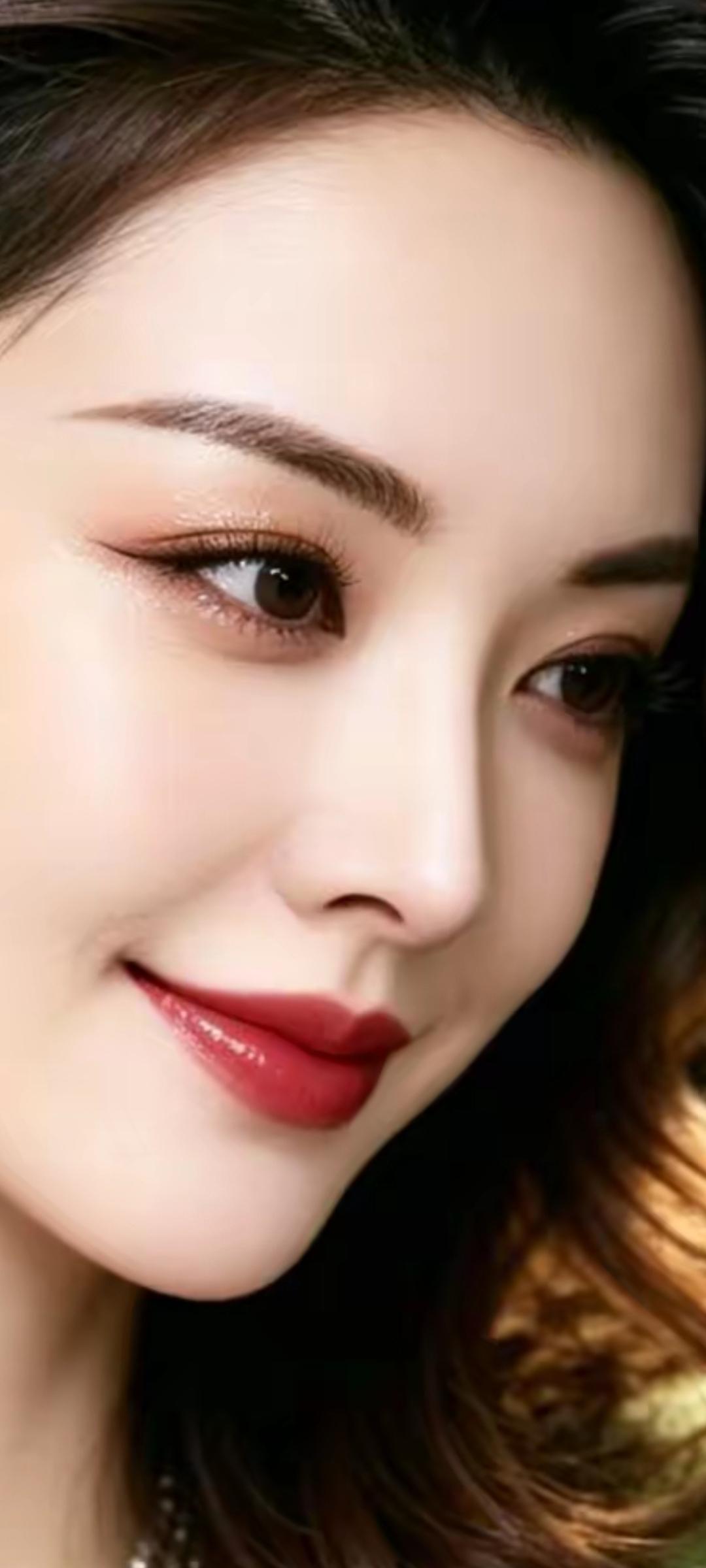 温柔甜美的微笑，红唇与眼妆相得益彰，散发迷人魅力。
