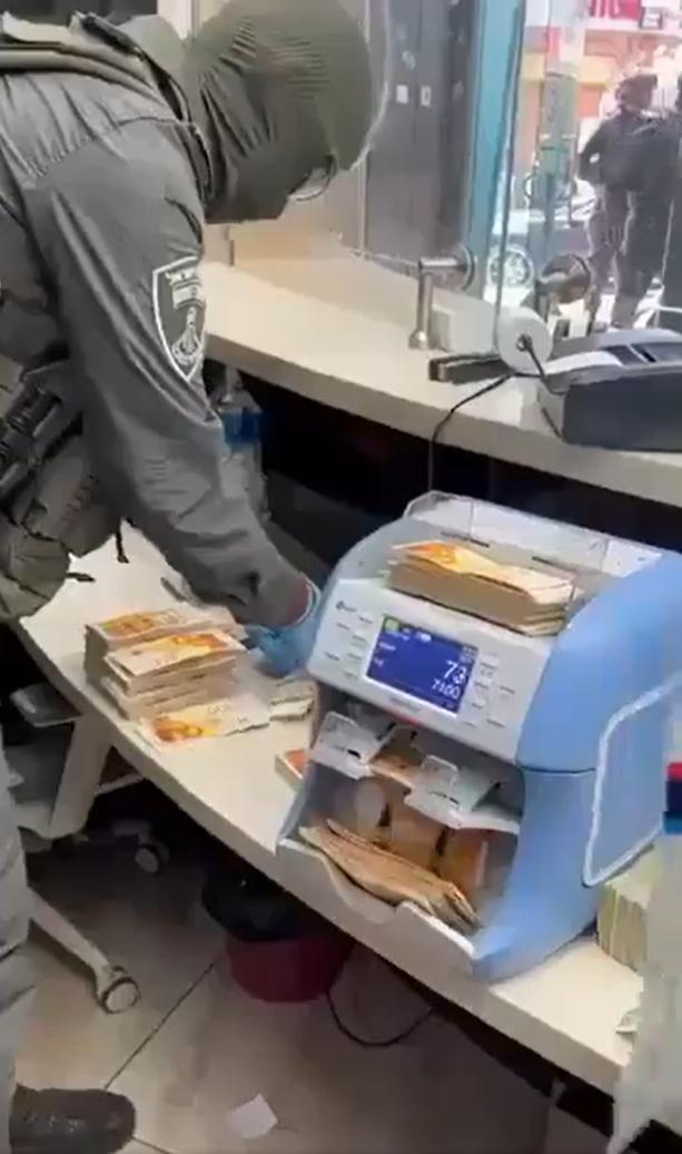 以色列士兵从西岸一家货币兑换柜台没收成捆现金的真实视频，并将其描述为“打破”暴政