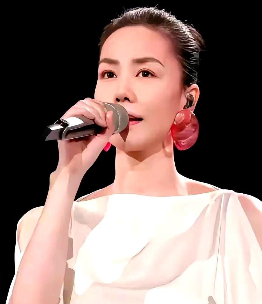 身家几十亿，王菲却一个人在国外吃泡面。身上那件被嘲笑的“麻袋裙”，不到30