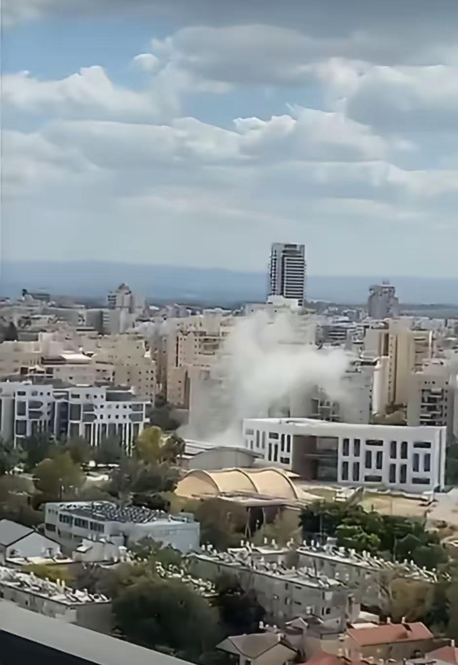 不到一小时前，伊朗向以色列特拉维夫发射的一枚采用集束战斗部的弹道导弹突防成功，抛