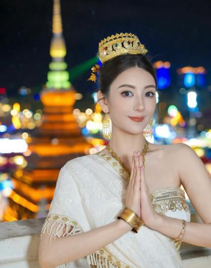 #方媛三胎孕照#天王嫂方媛被网友遇到，已经官宣怀三胎一个多月，从外形来看，方媛