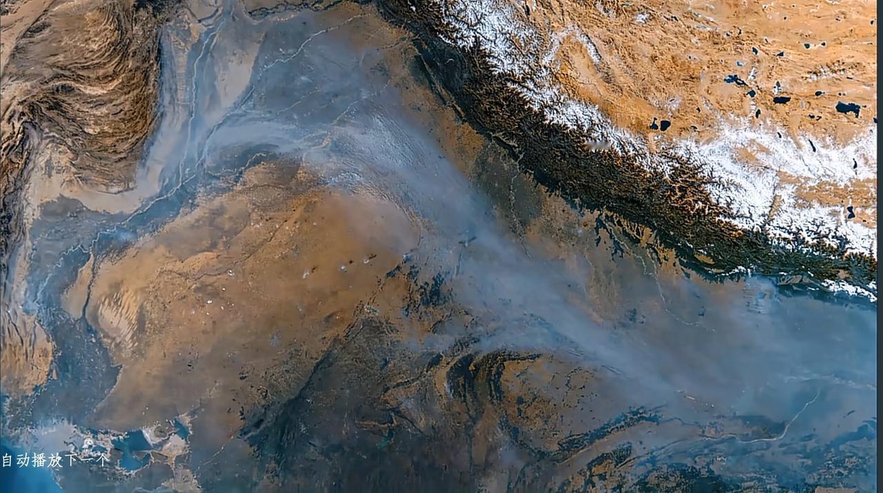 中国人都应该感谢喜马拉雅山的庇护。最近印度上演了一场新德里大逃亡，不是战争也不