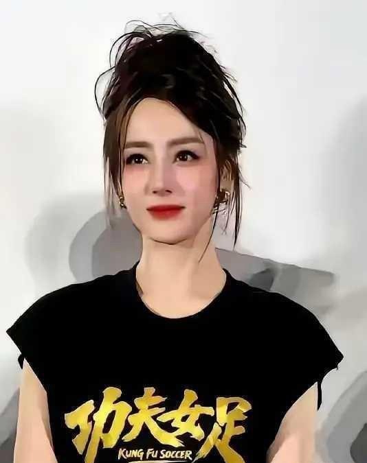 刘嘉玲突然问张小斐：“票房破7亿，星爷请你吃大餐没？”这问题太刁钻，说没请，得罪星爷；说请了，又显得