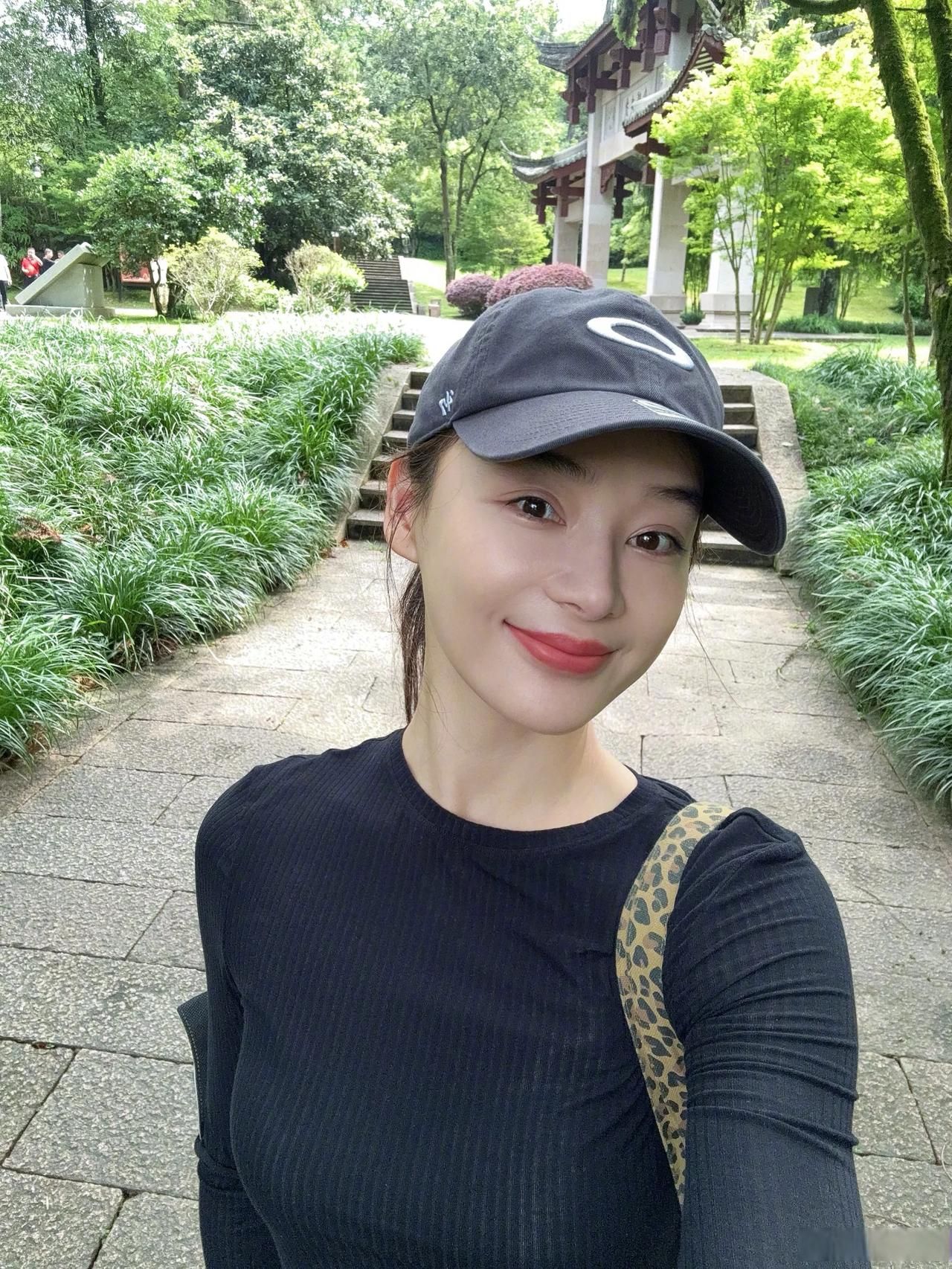 袁姗姗山野徒步日记｜寻一处青山清泉，自在放空黑长袖+棒球帽，简约户外穿搭清爽耐