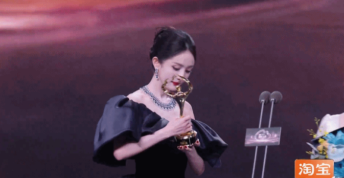 微博之夜致歉我觉得微博完全没必要致歉本身安排是没问题的。辛芷蕾就是C位，肖战