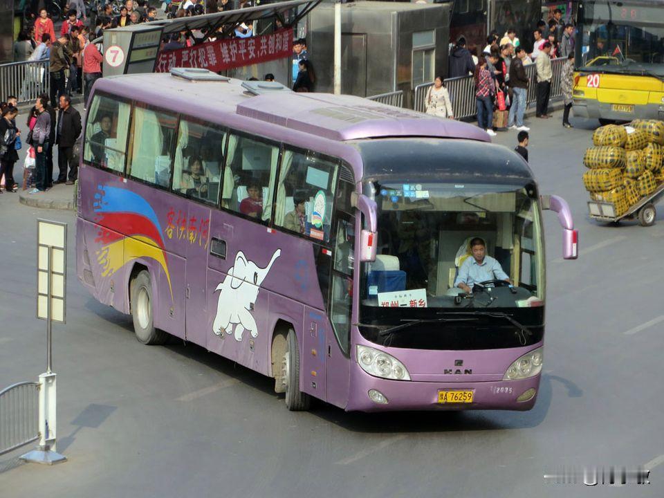 郑州在汽车行业繁荣发展的时代，街头不少客车都印有醒目的MAN标志，这便是源