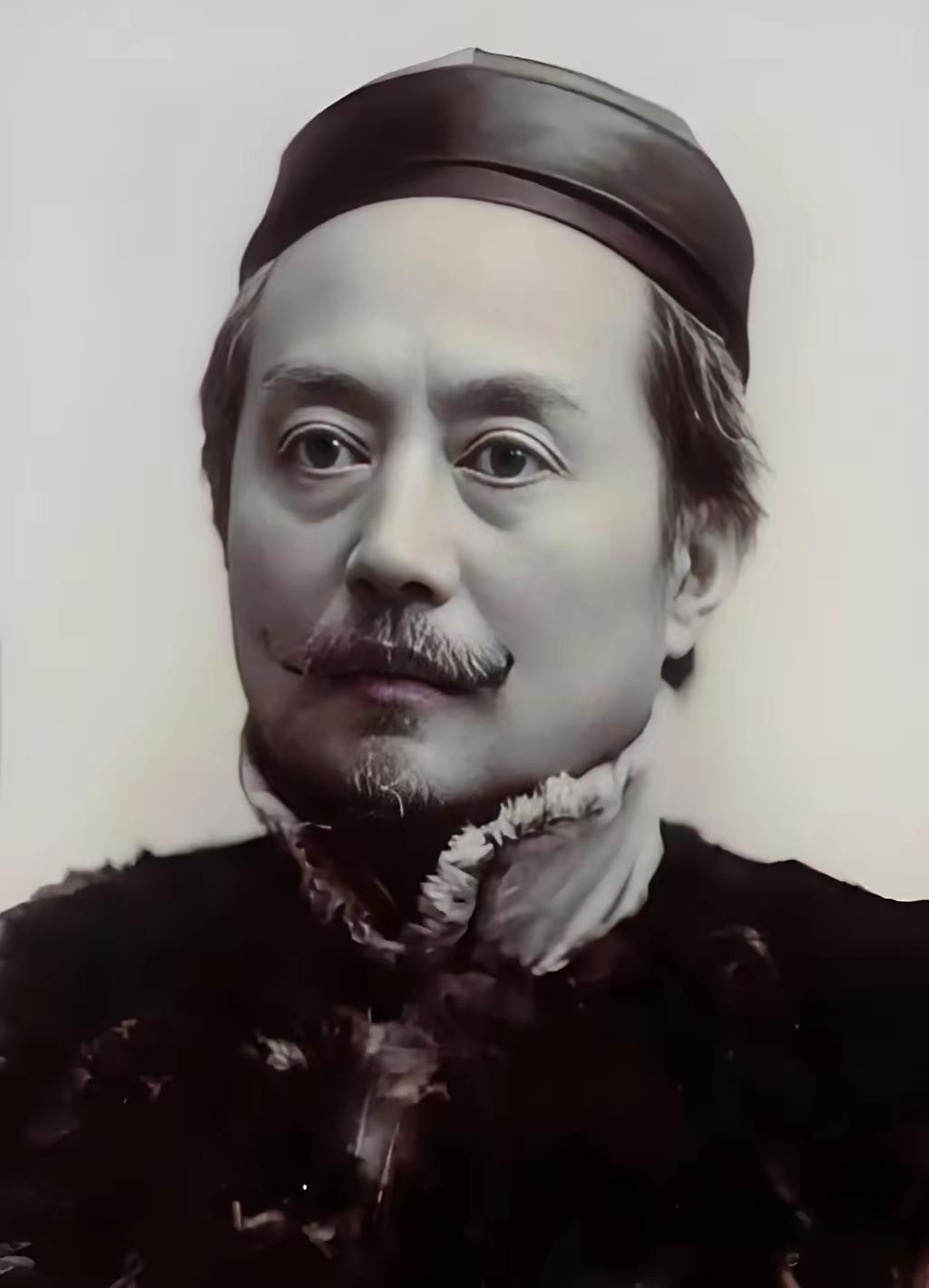 1916年袁世凯称帝失败病亡，辜鸿铭大书挽联：“民国万岁，袁世凯千古。”这副