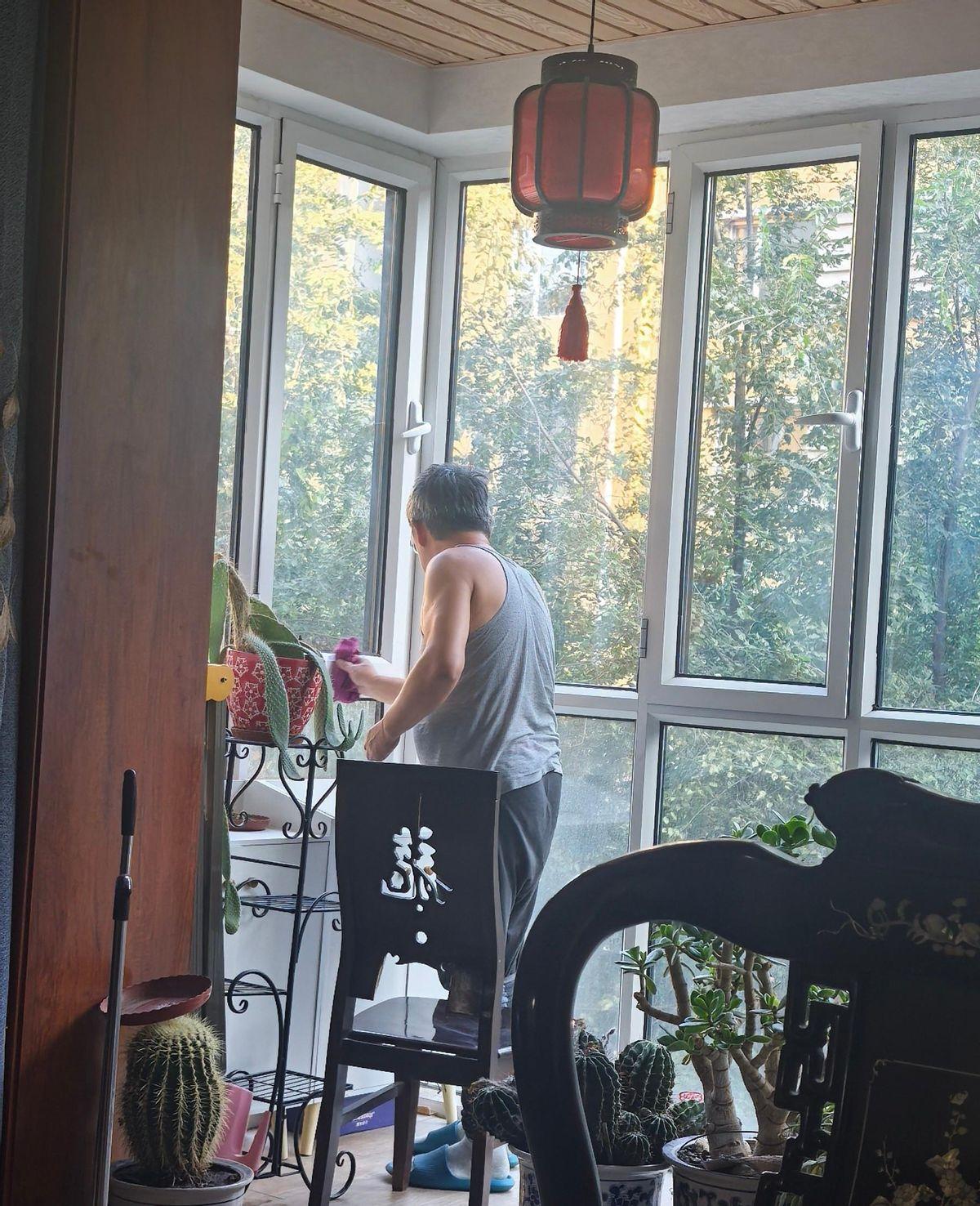 国企小领导在家擦玻璃引热议，老婆晒图揭秘中年男人退休生活。这位老哥后年正式退休，