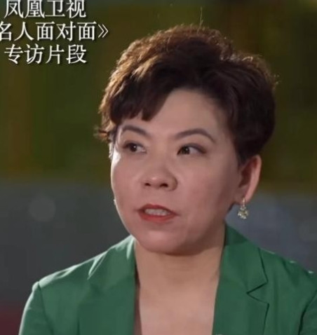 1997年，邓亚萍退役后去清华大学读书，第一堂课，老师问她：“你的英语如何？”邓