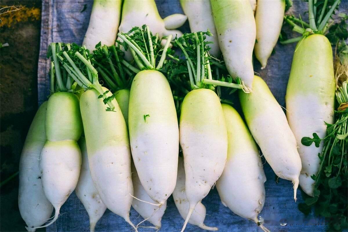 白萝卜好厉害，可惜好多人都不知道！1.白萝卜加红糖煮水喝，水肿没有了；2